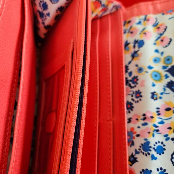 Vera Bradley wallet in coral floral pattern, wall has little wear on edge - Picture 3 of 7